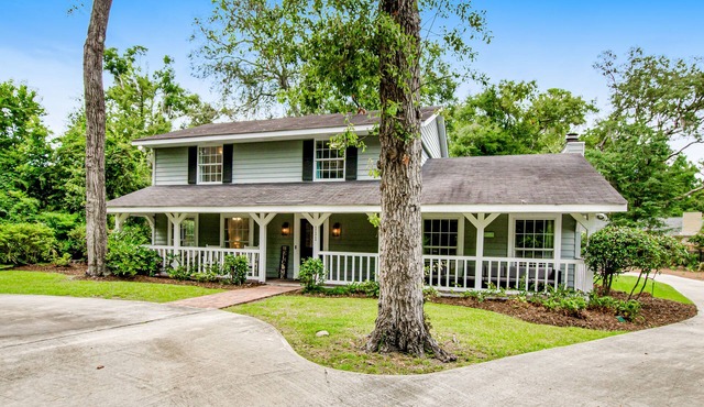 Relaxing, dog-friendly home with furnished patio, washer/dryer, WiFi, & AC