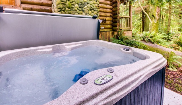Relaxing, dog-friendly escape with private hot tub, covered porch & jetted tub