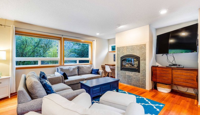 Relaxing dog-friendly home with patio & spacious living area MCA #439