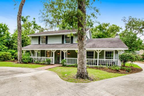 Relaxing, dog-friendly home with furnished patio, washer/dryer, WiFi, & AC