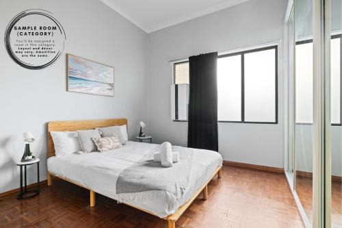 Relaxing Double Room in Belmore - Convenient Stay Near Shops - Shared Bathroom