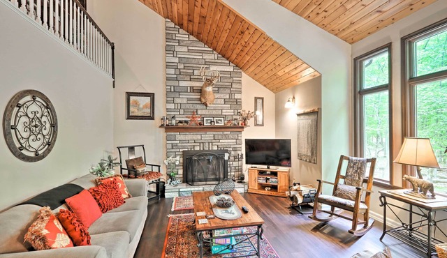 Relaxing Eagle Rock Resort Home - 1 Block to Lake!