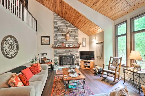 Relaxing Eagle Rock Resort Home - 1 Block to Lake!