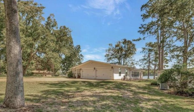 Relaxing EastTx Lake House - Waterfront!