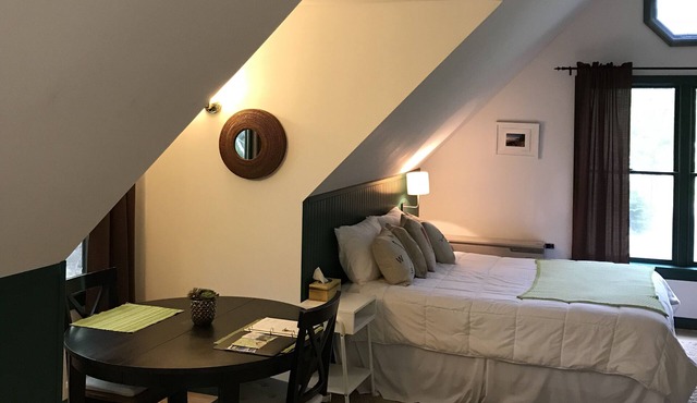Relaxing efficiency apartment in Bar Harbor on 2 acre of woods