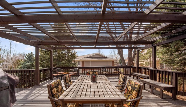Relaxing Escape Complete With Home Theater and BBQ