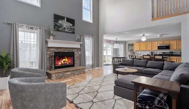 Relaxing Escape: HotTub, Gameroom, Large Living Room, EV, BBQ, Yard; Pets OK