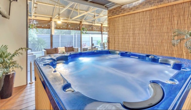 Relaxing Family & Business Getaway in Craigieburn with Heated Spa