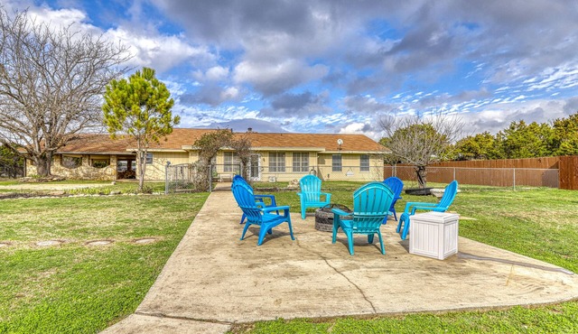 Relaxing family-friendly home - firepit, playground & river access