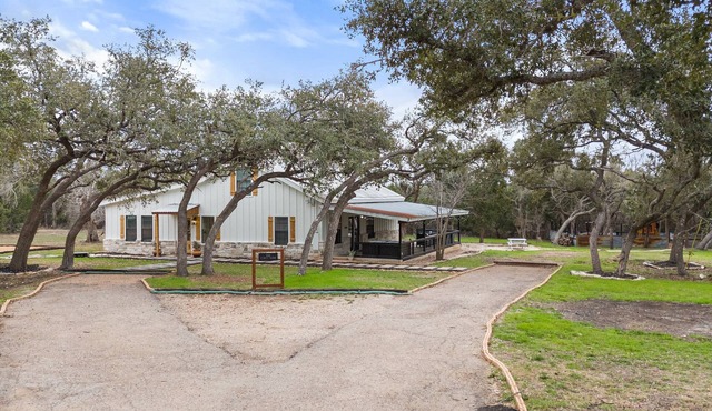Relaxing family friendly farmhouse minutes from the shops at Wimberley square!
