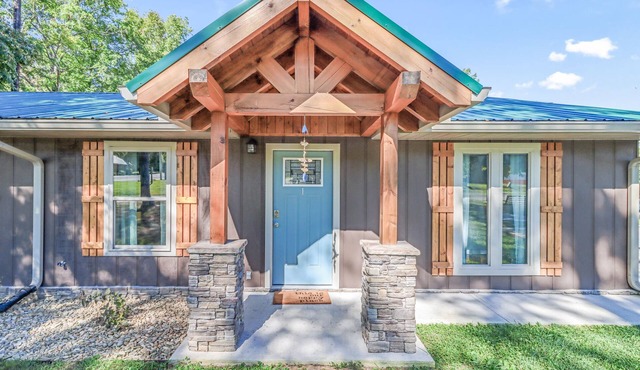 Relaxing, family friendly lodge by the lake.