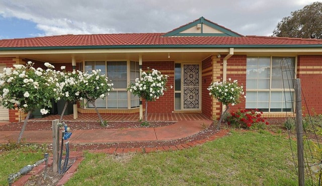 Relaxing Family Getaway | 3BR House with Garden