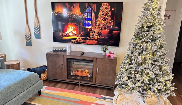 Relaxing Family Getaway - Fire pit, Game Room, Water Toys, Beach, Pool, & Tennis