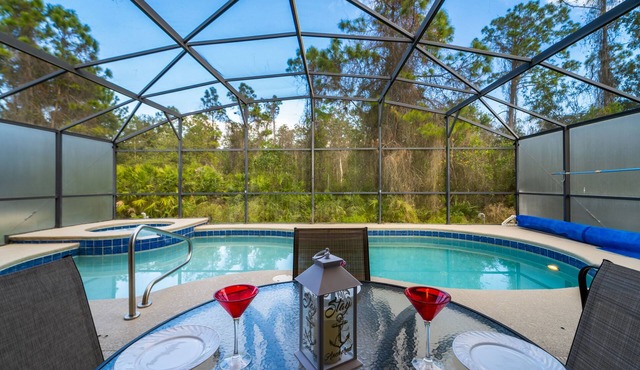 Relaxing family Home, 5 bedroom, 3 bath room (2 ensuites) Private Pool