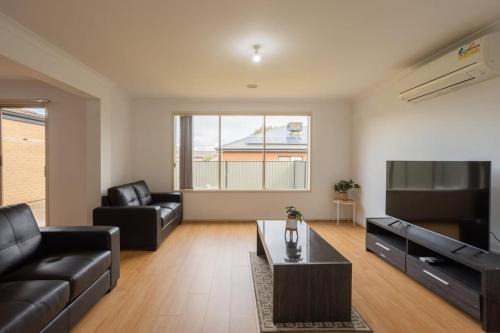 Relaxing Family Home in the heart of Tarneit