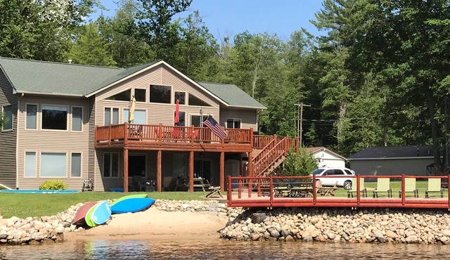 RELAXING FAMILY RETREAT ON SECORD LAKE