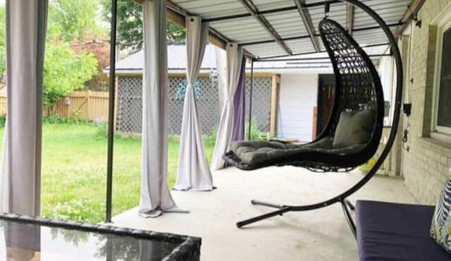 Relaxing family suite 10 min walk from the Lakeshore and pet friendly!