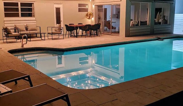 Relaxing Family vacation with Pool near Cruise, Airport, beach, downtown