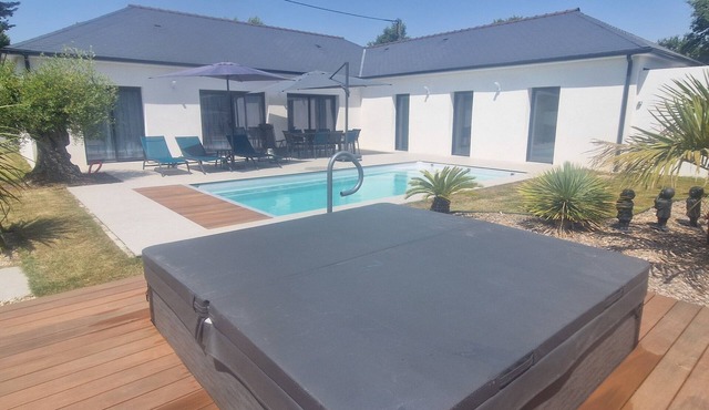 Relaxing family vacation 15 mns from the sea, house with pool and spa.