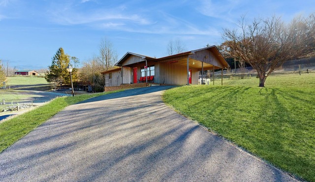Relaxing farm setting, enjoy the porch with the sounds of the live animals