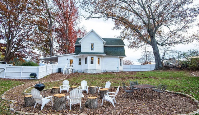 Relaxing Farmhouse, pet friendly, walk to town