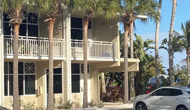Relaxing First Floor Condo on Tampa Bay! Pool and Beach within walking distance!