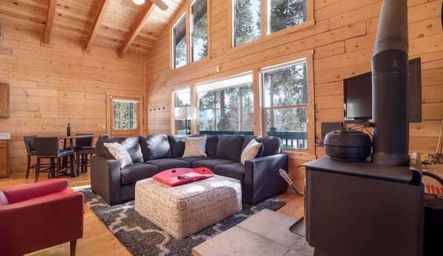 Relaxing Forest Retreat with a Private Hot Tub