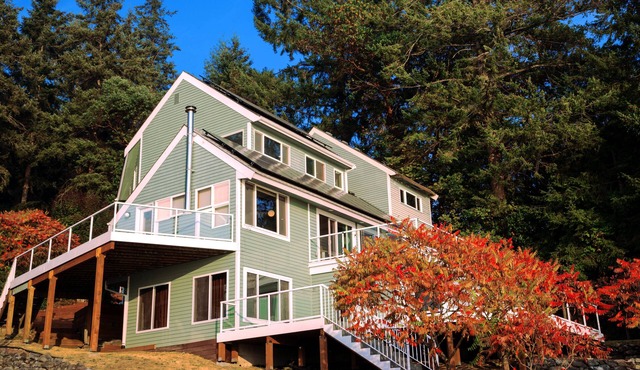 Relaxing Fox Island Waterfront View Hideaway