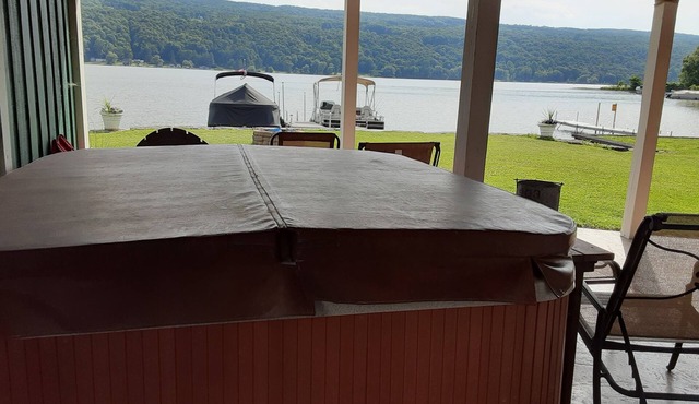 Relaxing, FUN, Comfortable Home on 50 ft. Flat Waterfront. 25 steps to the lake!