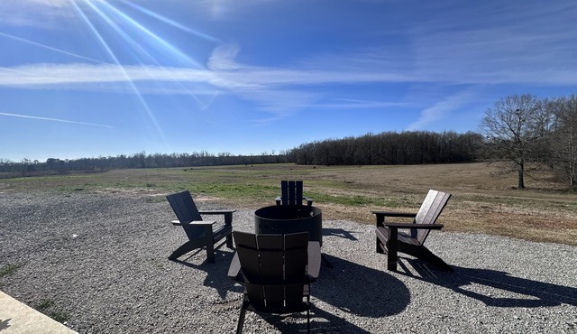 Relaxing gameday or hunting retreat on 150 acres w/loft