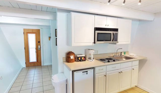 Relaxing Garden View Room: Access to Ocean Front Outdoor Pool | Free Parking