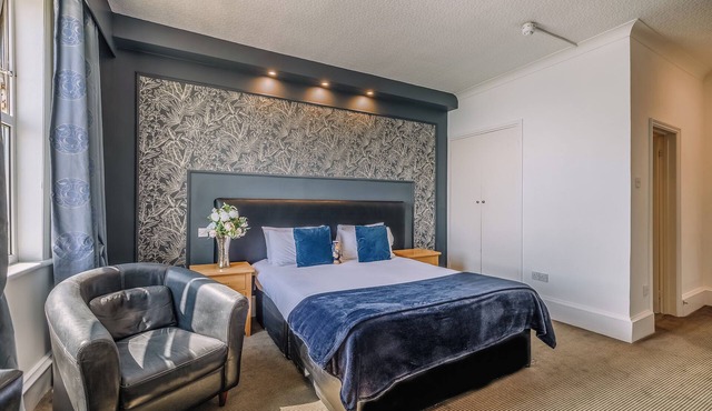 Relaxing Getaway with Tranquil Atmosphere - Breakfast, Parking & Beach Access