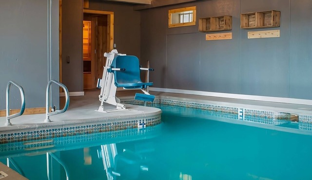 Relaxing Getaway Awaits! Indoor Swimming Pool, Free Parking, Near Columbia Beach