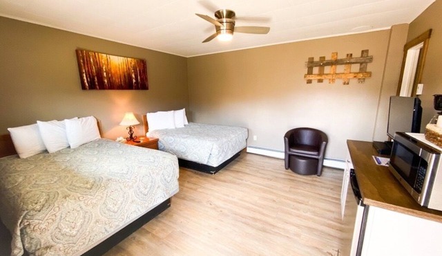 Relaxing Getaway in our Classic Room at Lodges of Oak Creek!