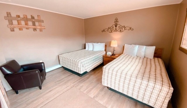 Relaxing Getaway in our Woodsy Deluxe Room at Lodges of Oak Creek!