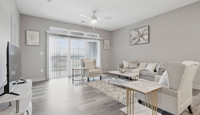Relaxing Getaway King Bed Balcony Work-Ready apartment in Whitestown.
