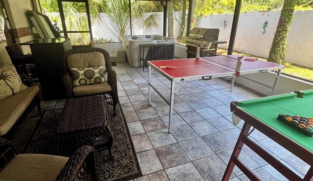 Relaxing Getaway: King Bed, Hot Tub, Pool Table, Ping Pong & Private Yard!