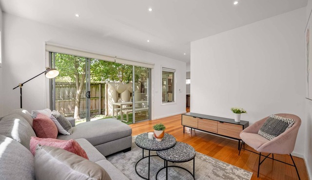 Relaxing Getaway Oasis with Patio in Charming Kew