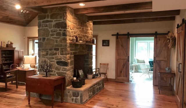 Relaxing Getaway; Secluded 42 rustic acres yet close to attractions.