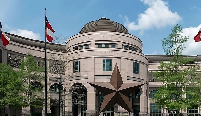 Relaxing Getaway! Swimming Pool, FREE Parking, Near LBJ Presidential Library!
