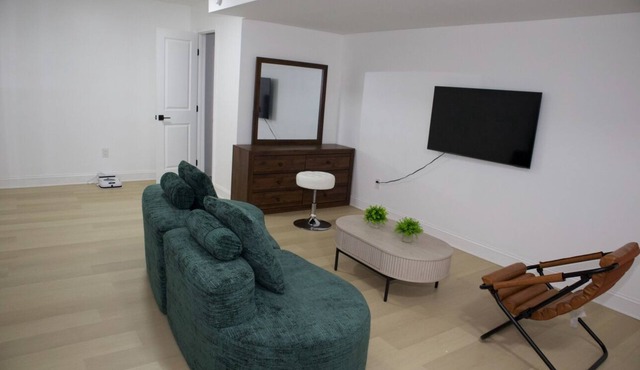 Relaxing Getaway w/Huge Lounge and Bedroom