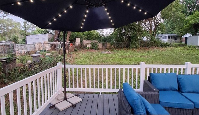 Relaxing Getaway w/outdoor fire pit ,Outdoor deck, game room and near Airport