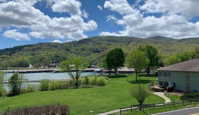 Relaxing Getaway w/Stunning Lake & Mountain Views