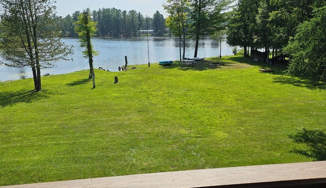Relaxing getaway with A/C, high speed wifi, kayaks, and is dog friendly.