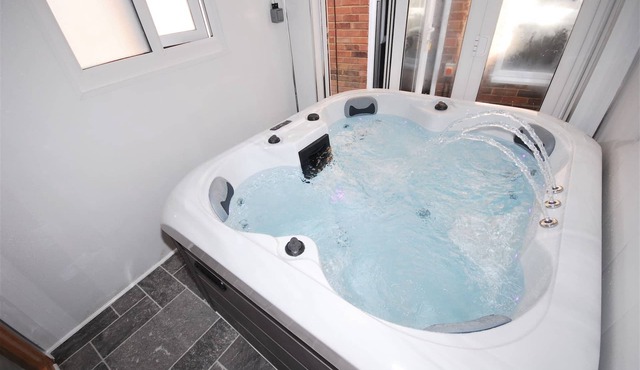 Relaxing Getaway With Hot Tub & Sauna Sleeps 6