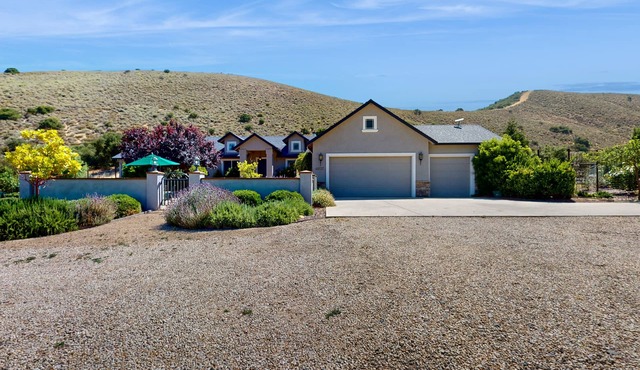 Relaxing getaway with stunning views - private grill, jacuzzi & pool