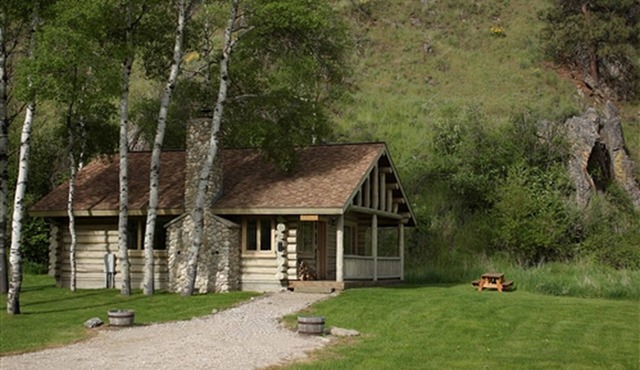 Relaxing Glamping Vacation: Fantastic Log Cabin with a Hot Tub in Darby, MT