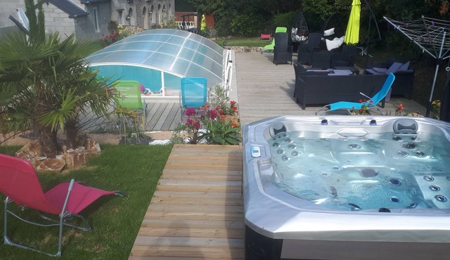 Relaxing green vacations in the heart of the Rance Valley, jacuzzi and swimming pool.