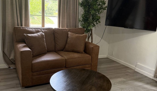 Relaxing Guest Suite Oak-tree Retreat-Minutes from Wineries and Coast