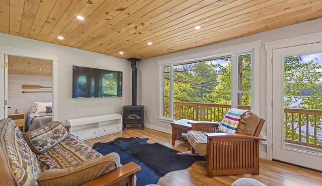Relaxing Hidden Bay Cottage just 5 minutes from Seeleys Bay on the Rideau Canal